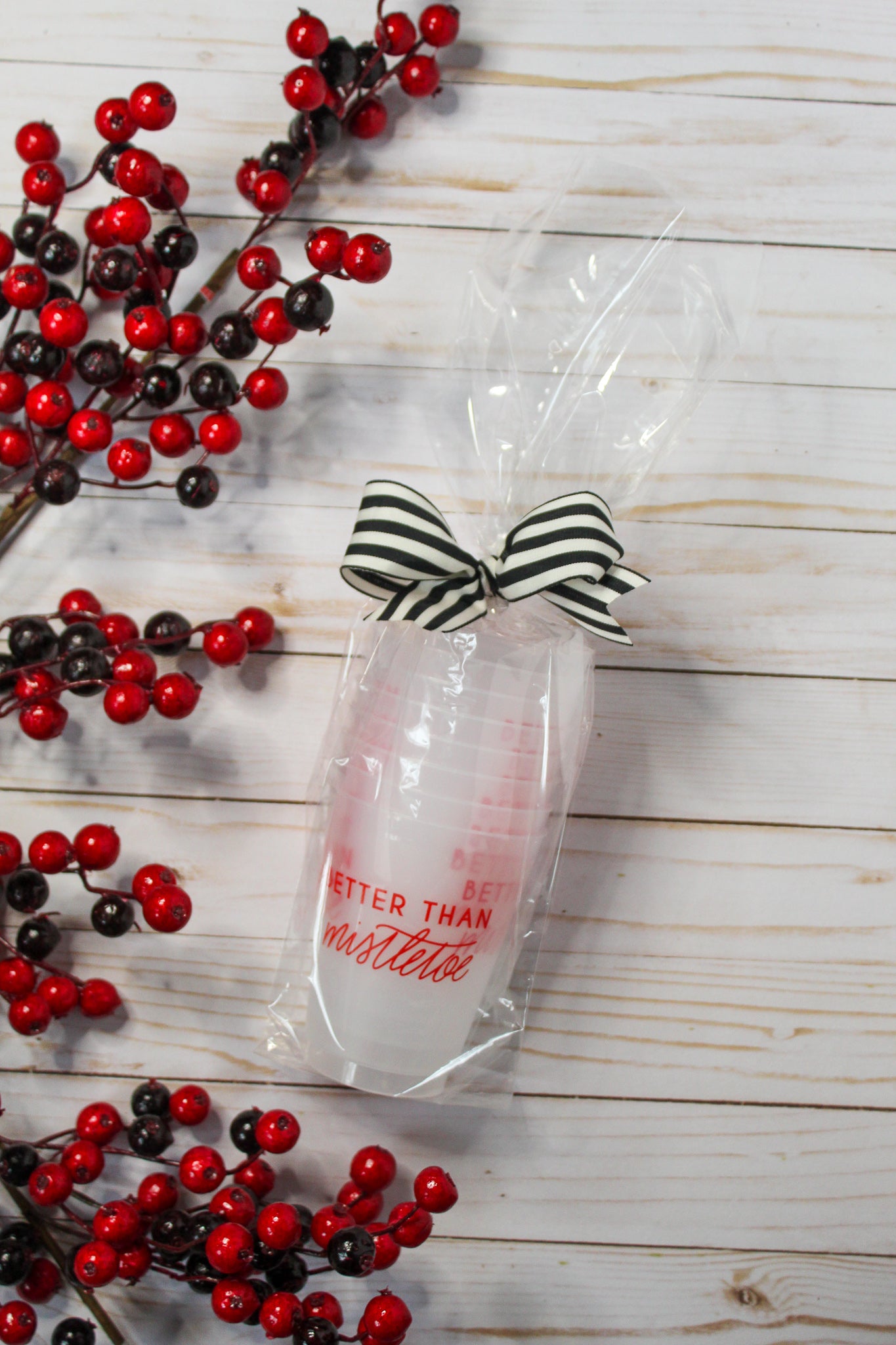 holiday cocktails, 'Better Than Mistletoe party cup. holiday party, hostess gift